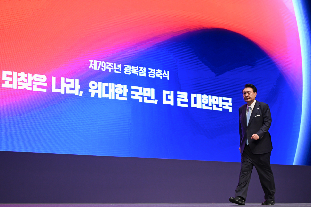 윤석열 대통령이 15일 서울 종로구 세종문화회관에서 열린 제79주년 광복절 경축식에서 경축사를 마친 뒤 이동하고 있다. [연합]