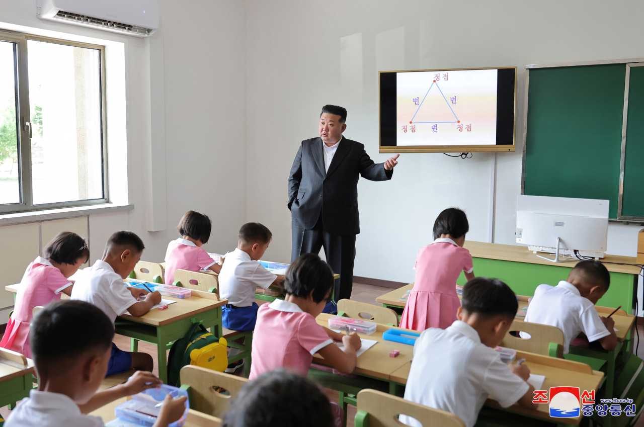 김정은 북한 국무위원장이 지난 16일 평양 4.25여관을 찾아 수해지역 학생들을 위한 교육준비정형을 요해(파악)했다고 조선중앙통신이 17일 보도했다. [연합]