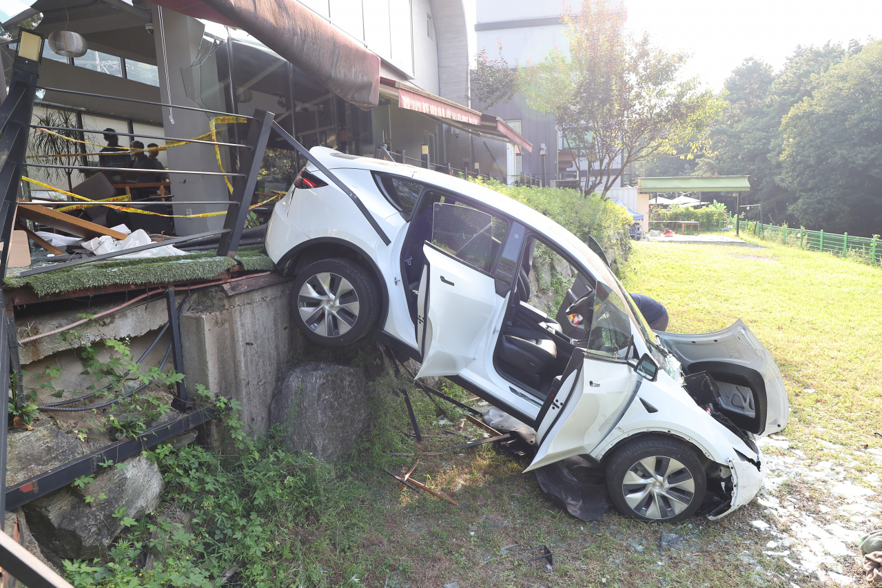 14일 오후 경기 용인시 수지구 고기동 한 카페 건물로 60대가 운전하던 차량이 돌진한 뒤 멈춰 서 있다. 이 사고로 10여명이 다쳐 병원 치료를 받고 있다. [연합]