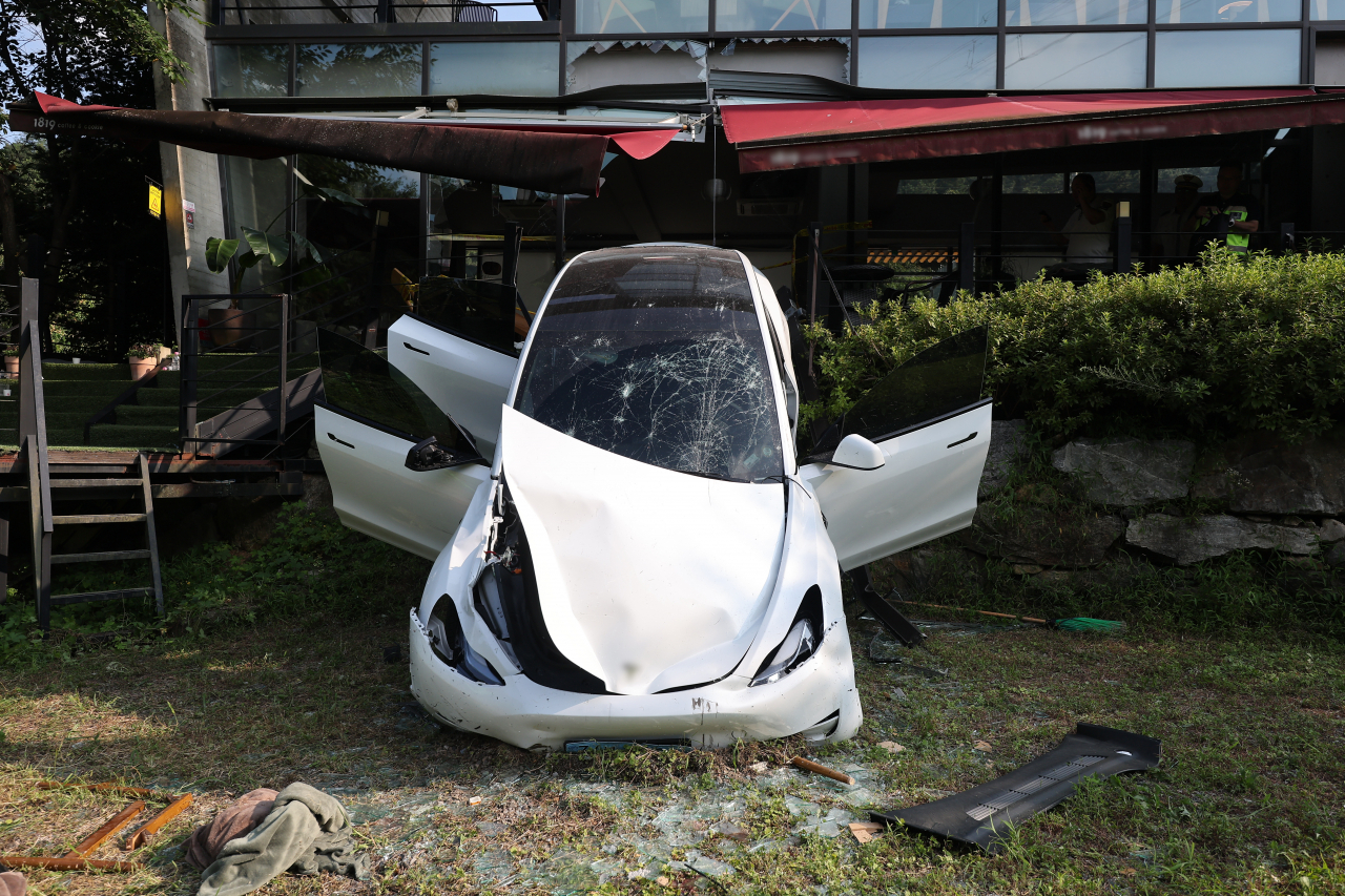 14일 오후 경기 용인시 수지구 고기동 한 카페 건물로 60대가 운전하던 차량이 돌진한 뒤 멈춰 서 있다. 이 사고로 10여명이 다쳐 병원 치료를 받고 있다. [연합]