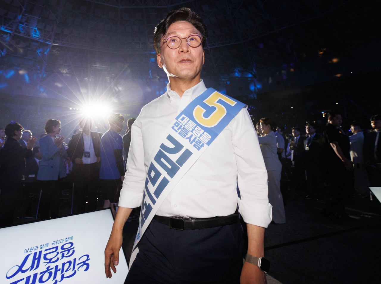 지난 18일 오후 서울 송파구 올림픽공원 KSPO돔에서 열린 더불어민주당 전국당원대회에서 김민석 최고위원 후보가 입장하고 있다. [연합]