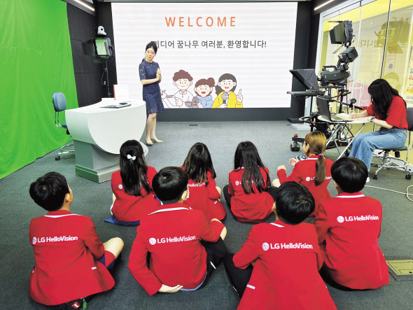 LG헬로비전의 ‘바른 디지털 생활 캠프’에 참여한 경남 지역 학생들이 디지털 교육에 참여하고 있다. [LG헬로비전 제공]