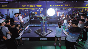 SK텔레콤이 개최한 ‘AI(인공지능) 로봇 농구 챌린지’에서 참가자들이 경기하고 있다. [SK텔레콤 제공]