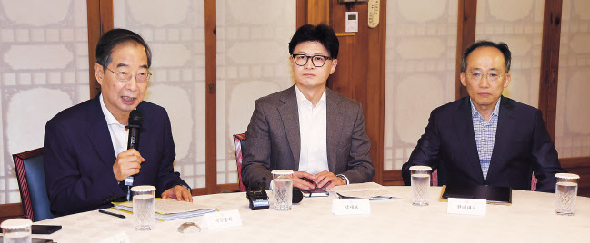 한덕수(왼쪽부터) 국무총리와 한동훈 국민의힘 대표, 추경호 국민의힘 원내대표가 18일 오후 서울 종로구 삼청동 총리공관에서 열린 고위당정협의회에 참석하고 있다. [연합]