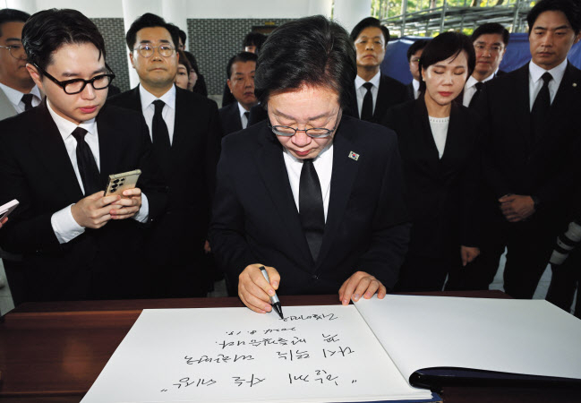 이재명(가운데) 더불어민주당 대표를 비롯한 신임 지도부가 19일 서울 동작구 국립서울현충원을 참배하며 공식 일정을 시작했다. 이 대표는 방명록에 “함께 사는 세상, 다시 뛰는 대한민국 꼭 만들겠습니다”라고 적고 있다. 이상섭 기자