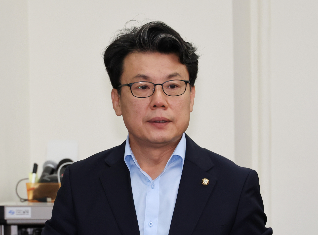 진성준 더불어민주당 정책위의장이 지난 9일 오전 국회에서 열린 최고위원회의에 입장하고 있다. [연합]