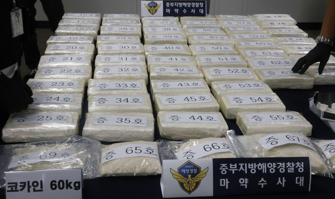 19일 오전 인천시 연수구 중부지방해양경찰청에서 열린 코카인 밀반입 일당 검거 브리핑에서 압수한 코카인 60㎏이 책상에 깔려있다. 연합뉴스