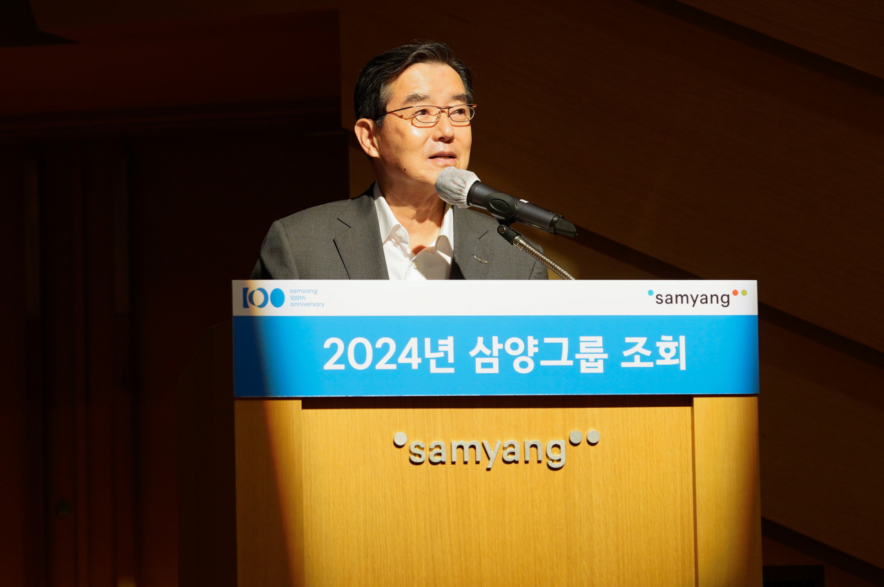 김윤 회장이 19일 판교 삼양디스커버리센터에서 개최한 그룹 조회에서 하반기 전략 방향에 대해 직원들에게 설명하고 있다. [삼양 제공]