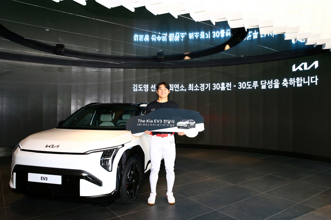 김도영 KIA 타이거즈 선수가 EV3 앞에서 기념 촬영을 하는 모습, [기아 제공]