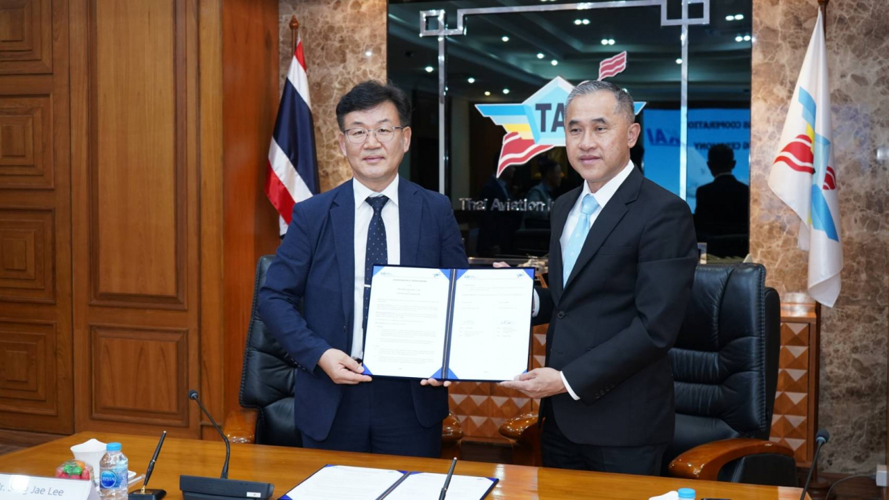 이상재(왼쪽) 한국항공우주산업(KAI) 고객서비스(CS)센터 전무와 피분 보라반프리차 태국 TAI 사장이 지난 16일(현지시간) 태국 공군본부에서 T-50 성과기반 군수지원(PBL) 업무협약을 체결한 뒤 기념촬영을 하고 있다. [KAI 제공]