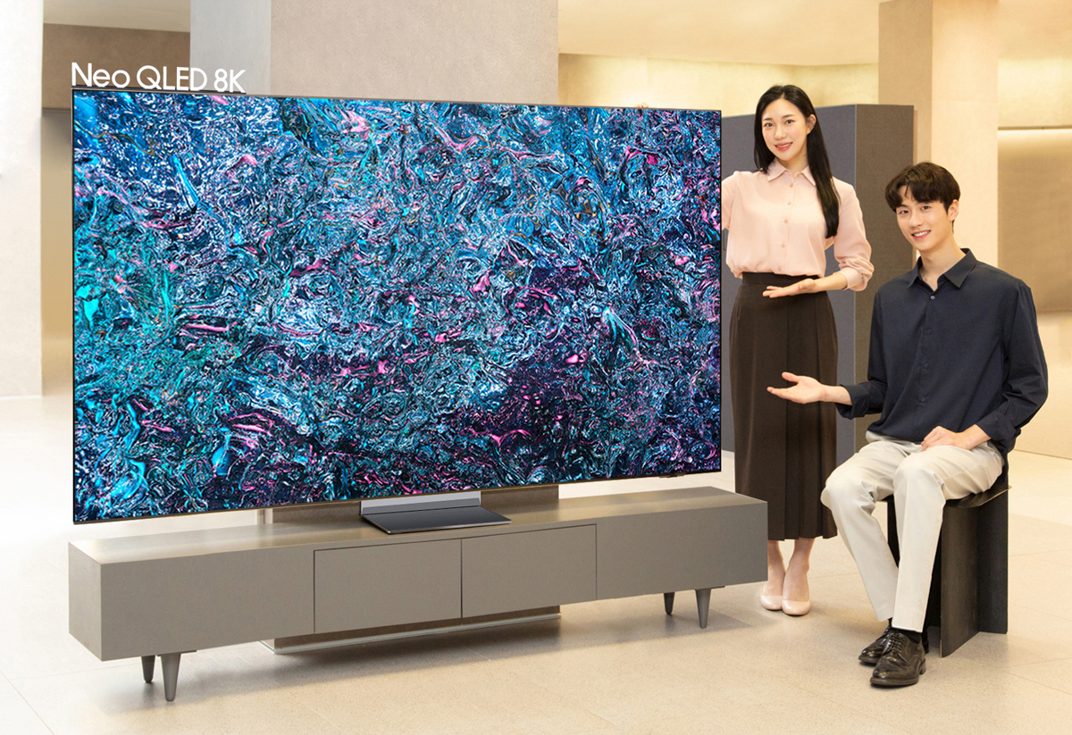 삼성전자 모델이 Neo QLED 8K를 소개하고 있다 [삼성전자 제공]
