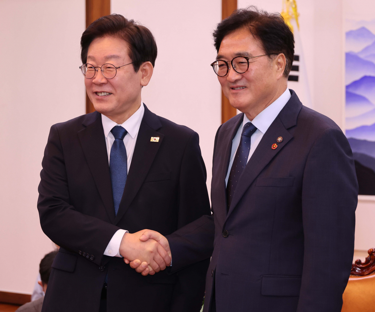 이재명 더불어민주당 대표가 19일 오후 서울 여의도 국회의장실에서 우원식 국회의장을 예방해 악수하고 있다. [연합]