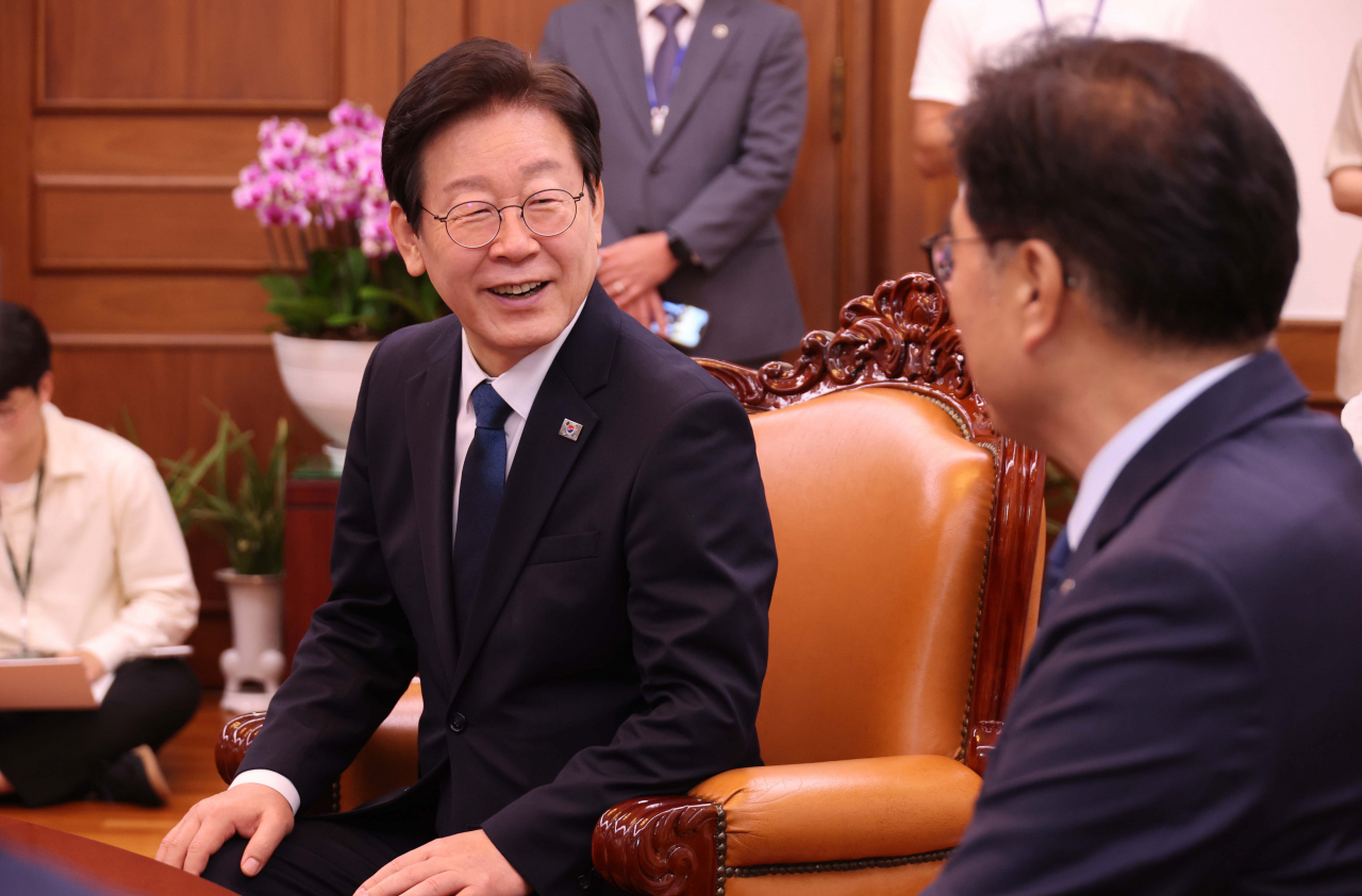 이재명 더불어민주당 대표가 19일 오후 서울 여의도 국회의장실에서 우원식 국회의장을 예방해 대화하고 있다. [연합]