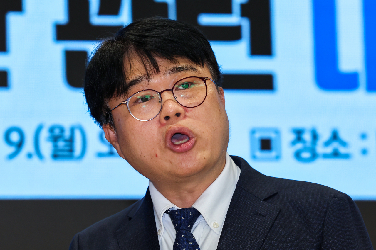 임현택 대한의사협회 회장이 19일 오후 서울 용산구 대한의사협회에서 열린 국회 청문회 등 현안 관련 기자회견에서 발언하고 있다. 임 회장은 이날 기자회견에서 오는 22일까지 정부·여당이 간호법 입법을 중단하지 않으면 가능한 모든 방법을 동원해 정권 퇴진 운동에 나설 것이라고 밝혔다. [연합]