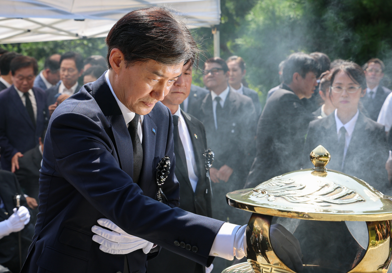 조국 조국혁신당 대표가 18일 오전 국립서울현충원에서 열린 김대중 전 대통령 서거 15주기 추모식에 참석해 분향하고 있다. [연합]