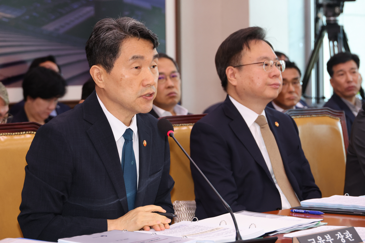 이주호 사회부총리 겸 교육부 장관이 16일 오전 서울 여의도 국회에서 열린 교육위원회와 보건복지위원회의 '의과대학 교육 점검 연석 청문회'에서 위원의 질문에 답변하고 있다. 오른쪽은 조규홍 보건복지부 장관. [연합]
