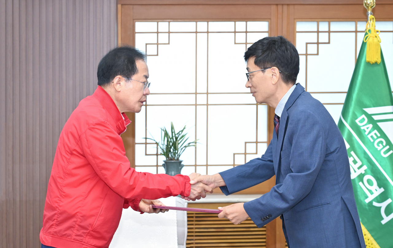19일 홍준표 대구시장으로부터 임명장을 받는 김한식(오른쪽)원장.[대구TP 제공]