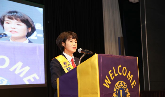 국제라이온스협회 부산지구 2022-2023 사자회 김금옥 창립회장이 이임사를 하고 있다. [사진=22-23 사자회]