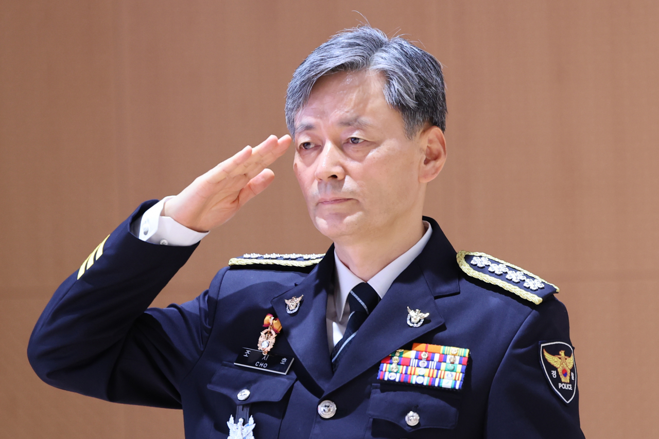 조지호 신임 경찰청장이 12일 오후 서울 서대문구 경찰청 참수리홀에서 열린 취임식에 참석해 국기에 경례하고 있다. [연합]