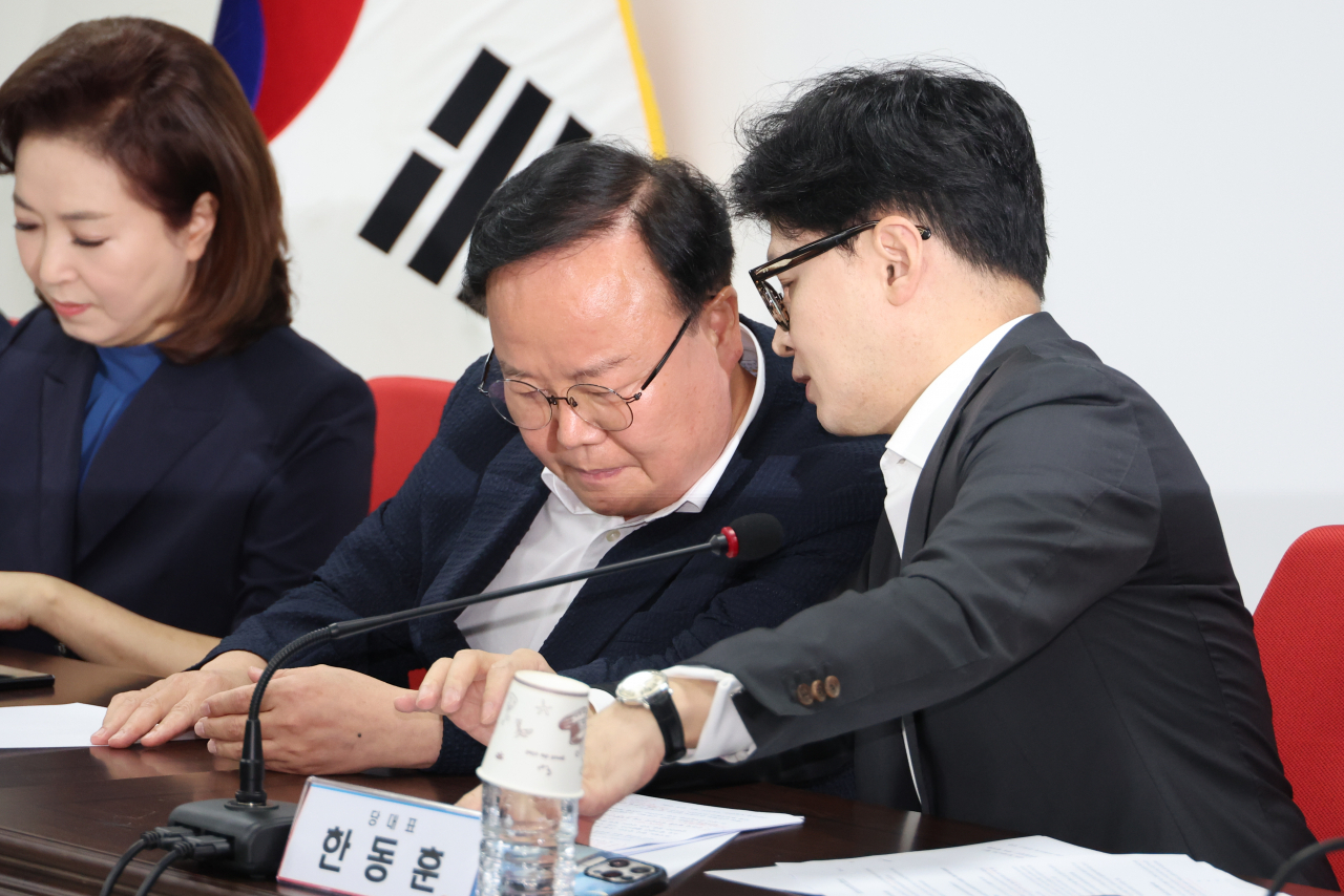한동훈 국민의힘 대표가 지난 8일 오전 서울 여의도 당사에서 열린 최고위원회의에서 김재원 최고위원과 대화하고 있다. [연합]