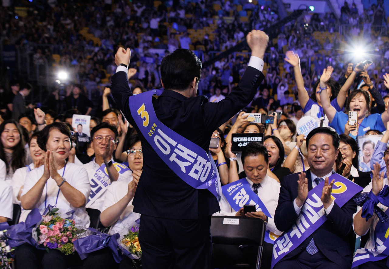 더불어민주당 당대표 연임이 확정된 이재명 당대표가 지난 18일 오후 서울 송파구 올림픽공원 KSPO돔에서 열린 전국당원대회에서 개표결과가 발표되자 당원들을 향해 두 팔을 들어 인사하고 있다. [연합]