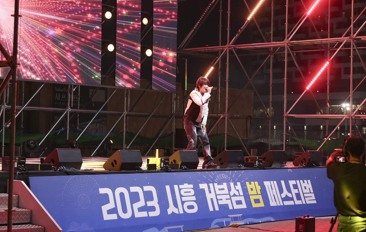 지난해 거북섬 해양축제 마지막 날 개그맨 겸 가수 다나카가 공연하고 있다