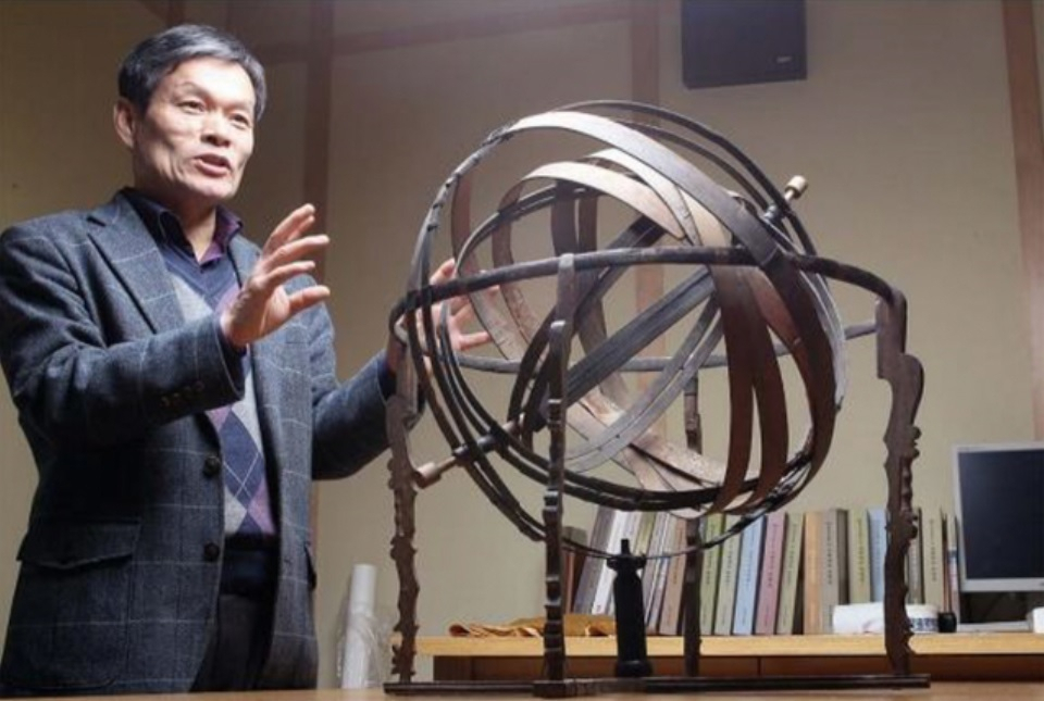 봉화의 괴담 배상열 선생 7대손이 국학진흥원에 보관된 혼천의 선기옥형을 설명하고 있다. [봉화군 제공]