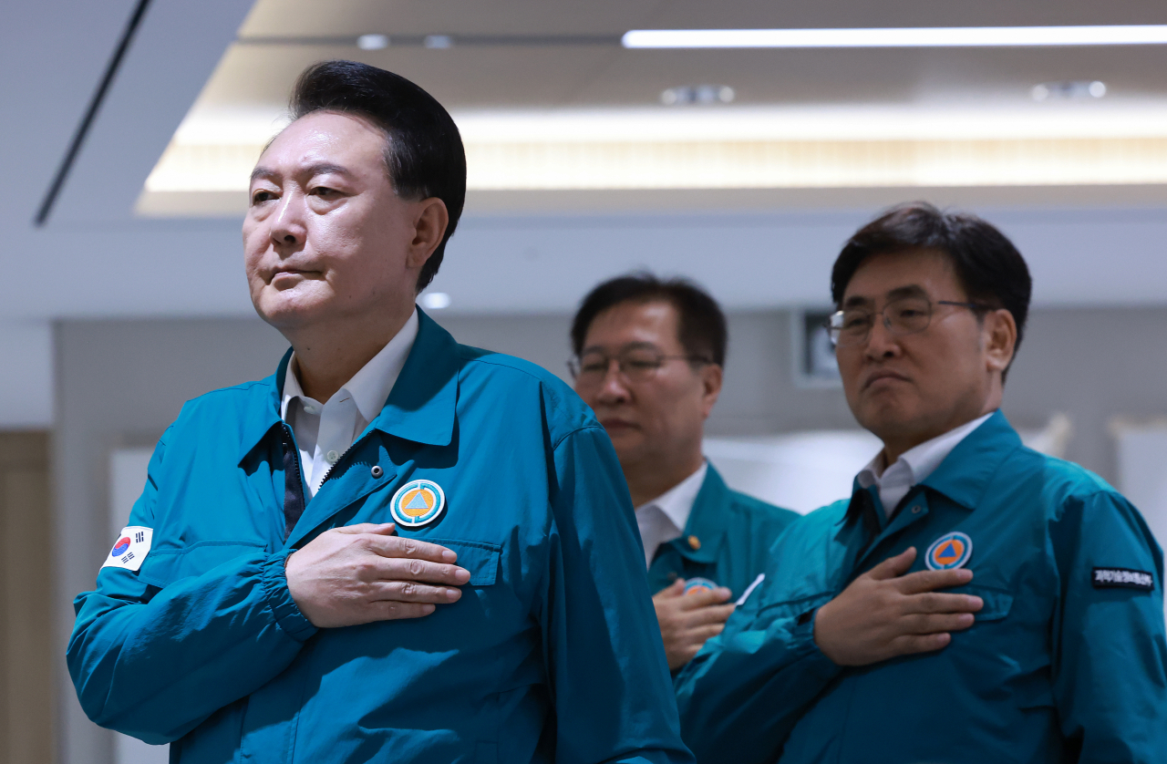 윤석열 대통령이 지난 19일 서울 용산 대통령실 청사에서 열린 을지 및 제36회 국무회의에서 국기에 경례를 하고 있다. [연합]