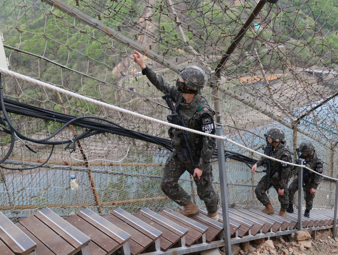 북한군 1명이 강원도 고성군 동부전선을 통해 20일 귀순했다. 군 관계자는 “군은 오늘 동부전선에서 북한 인원으로 추정되는 1명의 신원을 확보해 관계기관에 인계했다”고 밝혔다. 자료사진. [헤럴드DB]