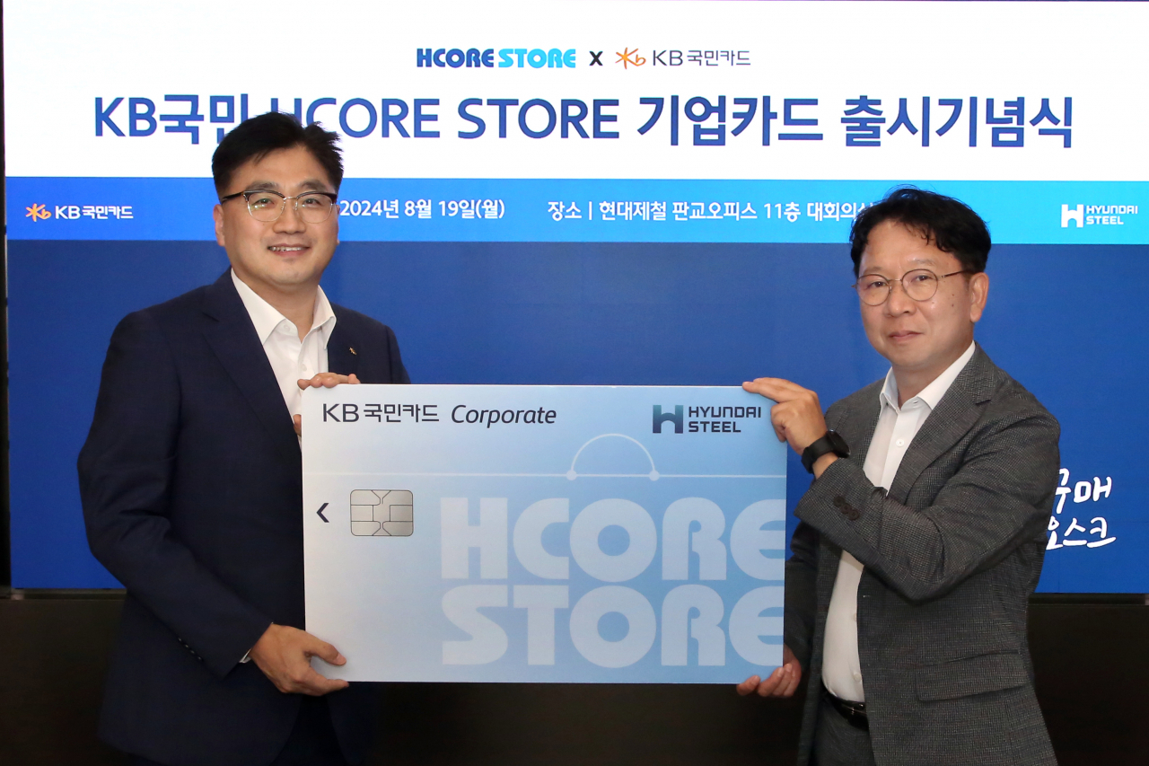 이정수(왼쪽부터) KB국민카드 상무와 조범수 현대제철 상무가 지난 19일 ‘KB국민 HCORE STORE 기업카드’ 출시기념식에서 기념 촬영하고 있다. [현대제철 제공]