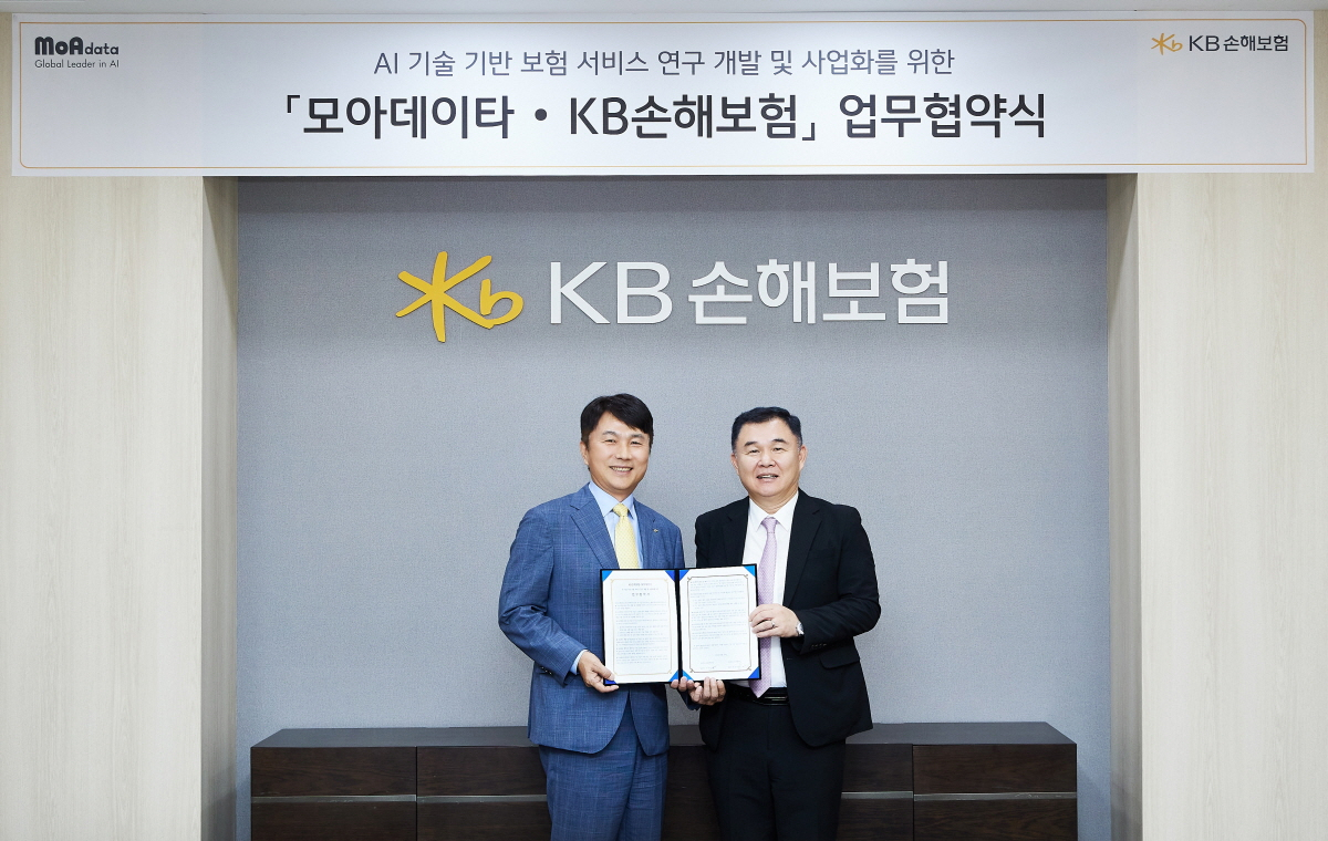 업무협약에 참석한 구본욱(왼쪽) KB손해보험 사장과 한상진 모아데이타 사장이 기념사진을 찍고 있다.