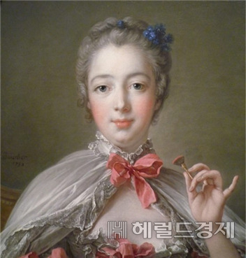 〈프랑수아 부셰, ‘화장대에 있는 잔 앙뜨와네트’, 1758, 포그 박물관〉 동그랗고 깊은 눈매, 정돈된 이목구비, 하얀 피부와 고운 선을 가진 잔 앙뜨와네트