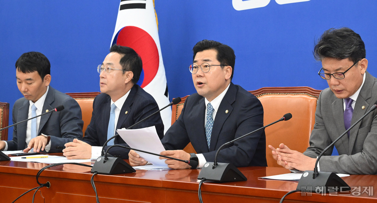 박찬대 더불어민주당 원내대표가 20일 오전 서울 여의도 국회에서 열린 원내대책회의에 참석해 모두발언을 하고 있다. 이상섭 기자