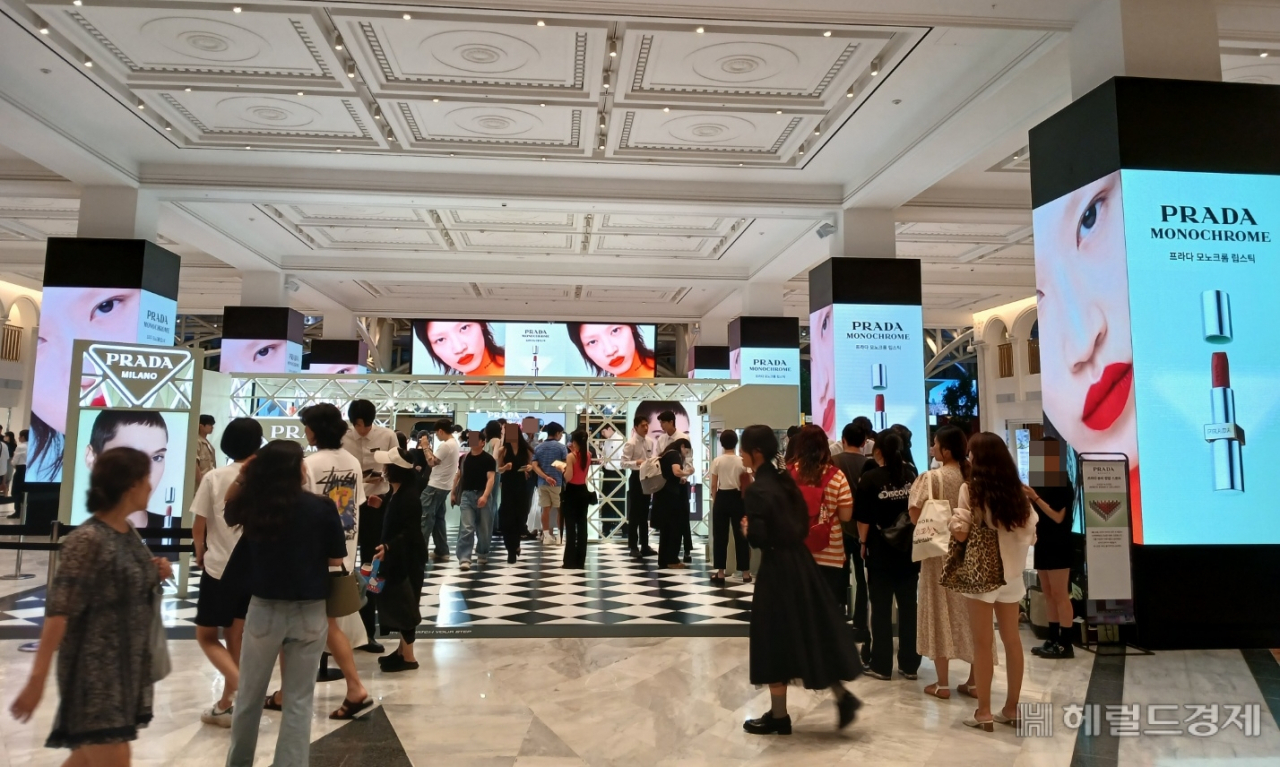 신세계 강남 센트럴시티(1층 오픈스테이지)에서 25일까지 진행되는 프라다 뷰티 팝업스토어 현장에 관람객들이 모여 있다. 김희량 기자