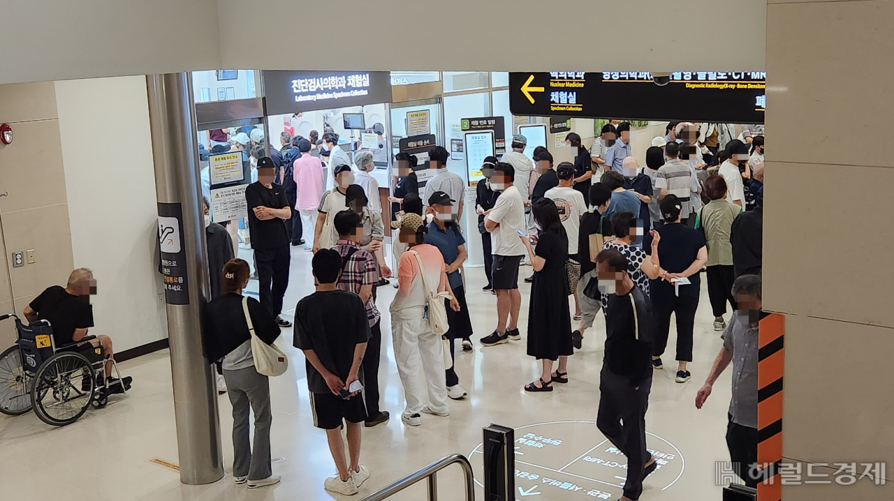20일 오전 서울 신촌 세브란스병원 채혈실 앞에 환자들이 모여 대기하는 모습. 안효정 기자