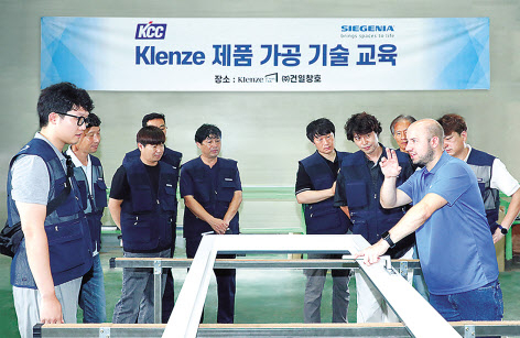 KCC 창호트레이닝 센터에서 독일 지게니아 본사 엔지니어가 ‘클렌체 이맥스 클럽’ 대리점을 대상으로 클렌체 하드웨어 조립 교육을 하고 있다. [KCC 제공]