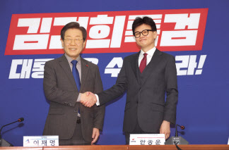한동훈 국민의힘 대표와 이재명 더불어민주당 대표가 25일 오후 3시 국회에서 여야 대표 회담을 갖기로 합의했다. 사진은 지난해 12월 29일 이재명(왼쪽) 대표와 한동훈 당시 국민의힘 비상대책위원장이 국회 민주당 대표실에서 만나고 있는 모습 [연합]