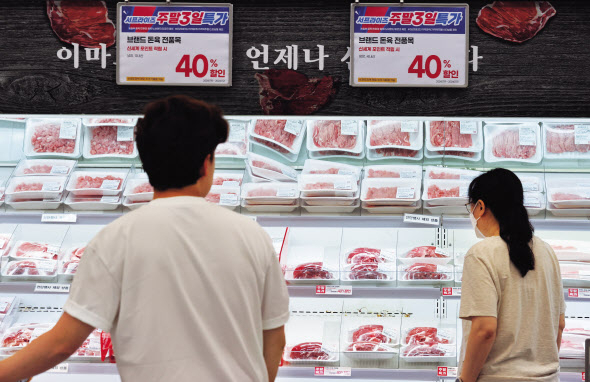 서울의 한 이마트 매장 육류 코너에서 소비자가 제품을 살펴보고 있다. [연합]