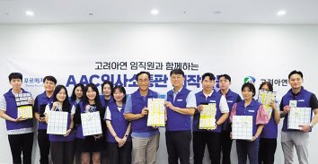 김기준(왼쪽 여덟 번째부터) 고려아연 부사장과 정태영 푸르메재단 사무국장이 고려아연 임직원 봉사단과 봉사활동을 마치고 기념촬영을 하고 있다. [고려아연 제공]
