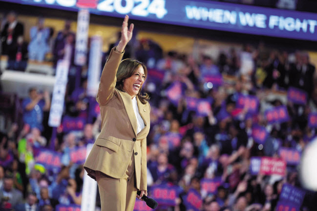 미국 민주당 대통령 선거 후보인 카멀라 해리스 부통령이 일리노이주 시카고 유나이티드 센터에서 시작된 전당대회(DNC) 첫 째날 깜짝 등장해 지지자들의 환호를 받고 있다. [AFP]