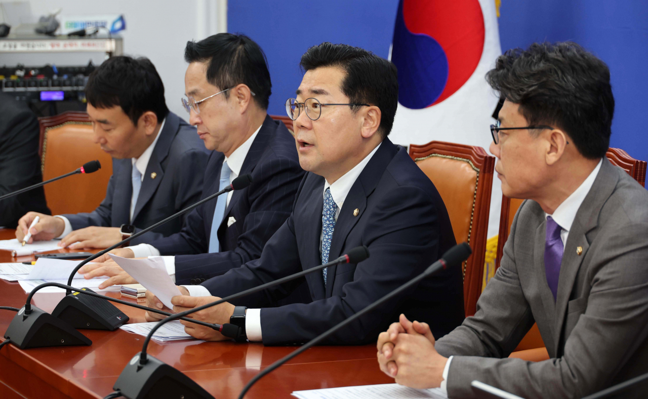 박찬대(오른쪽 두번째) 더불어민주당 원내대표가 20일 오전 서울 여의도 국회에서 열린 원내대책회의에 참석해 모두발언을 하고 있다. 이상섭 기자