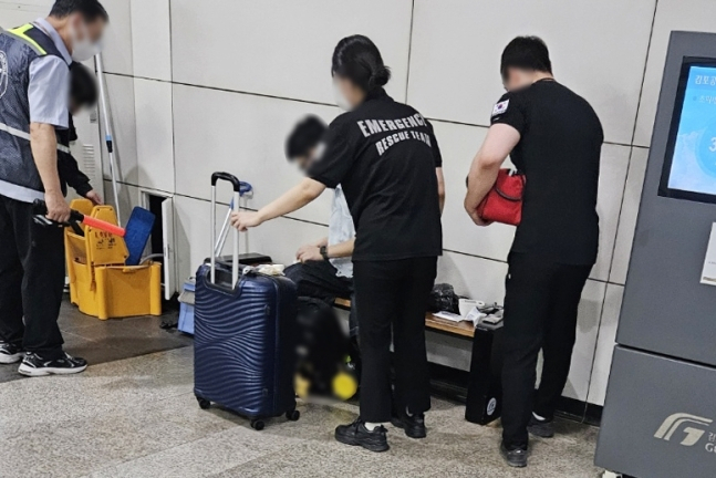 김포공항역 승강장에서 안정을 취하는 승객. [연합]
