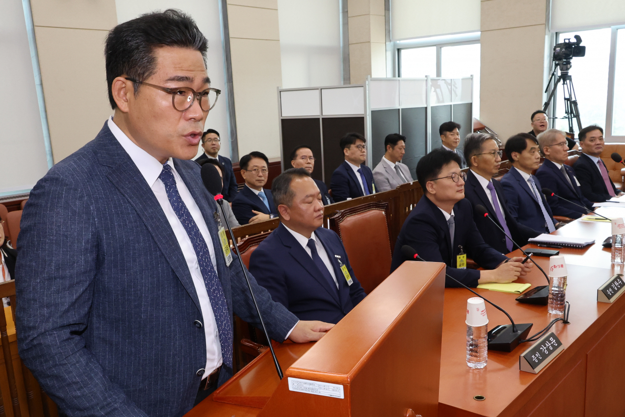 20일 오전 국회에서 열린 행정안전위원회의 '세관 연루 마약 밀반입 사건 수사 외압 의혹 청문회'에서 증인으로 출석한 백해룡 강서경찰서 화곡지구대장(전 영등포서 형사과장)이 신문에 답하고 있다. [연합]