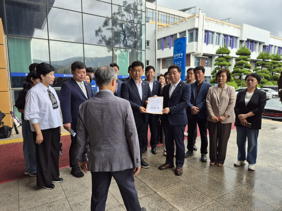 순천 더불어민주당 · 전남도 의대 공모 참여를 촉구하는 입장문을 순천시에 전달하고 있다.
