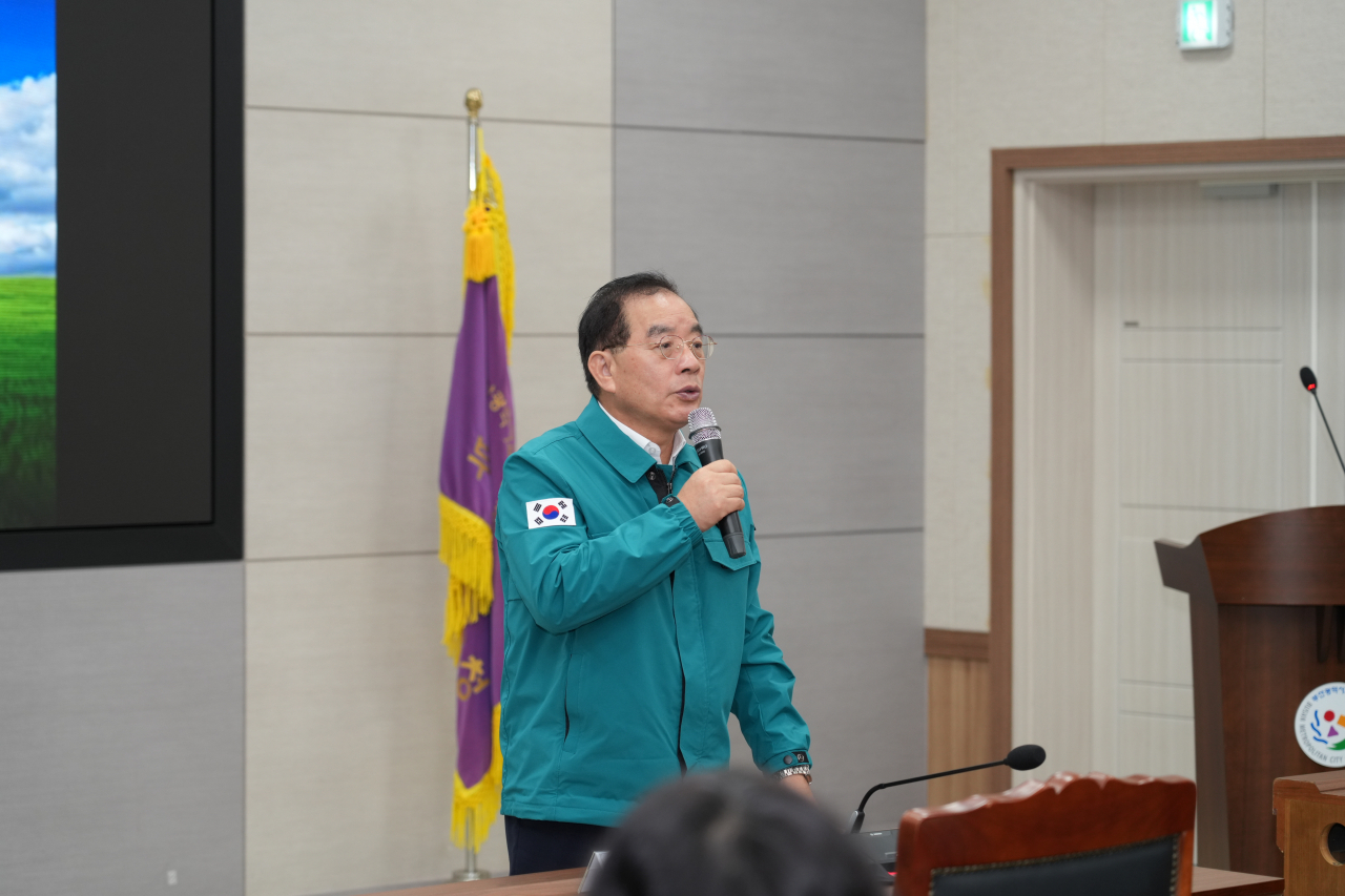 하윤수 부산시교육감이 20일 오전 부산시교육청 별관 6층 국제회의실에서 2024 을지연습 상황보고 및 전시 토의를 진행하고 있다. [사진=부산교육청]