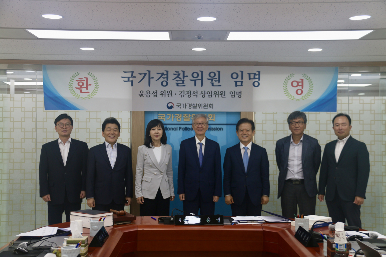 12기 국가경찰위원회 위원들. 왼쪽부터 김세동 문화일보 논설위원, 박형명 법무법인 김장리 변호사, 김성은 경희대 대학원 교수, 윤용섭 법무법인 율촌 변호사(위원장), 김정석 전 서울경찰청장, 이효원 서울대 법학전문대학원 교수, 조정 SBS 보도본부장 [경찰청 제공]