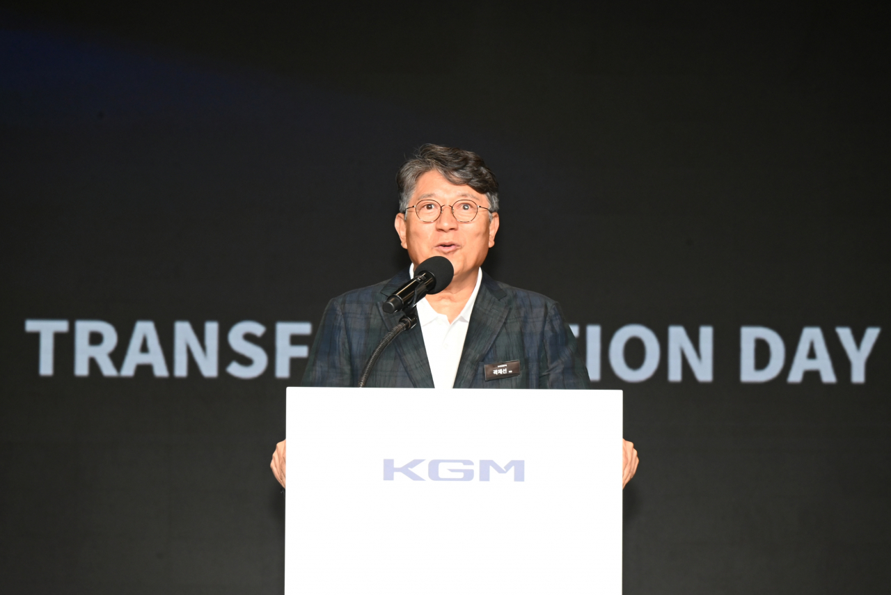 곽재선 KGM 회장이 20일 경기도 평택에 위치한 KGM 본사 디자인센터에서 열린 ‘트랜스포메이션 데이’에서 인사말을 하고 있다. [KGM 제공]