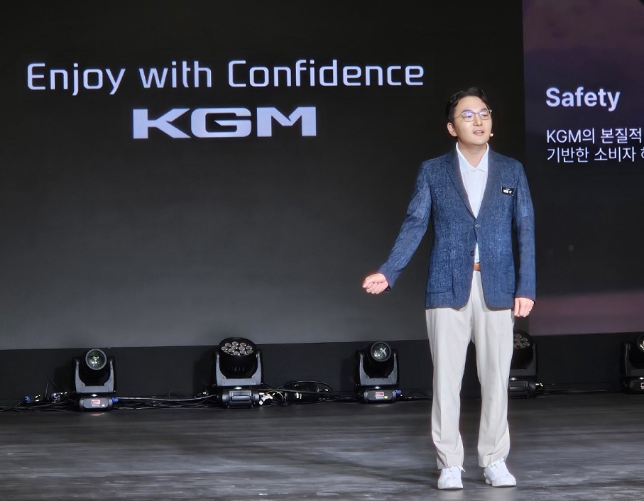 곽정현 KGM 사업전략부문장이 20일 경기 평택시에 위치한 KGM 본사 디자인센터에서 열린 ‘트랜스포메이션 데이’에서 새로운 브랜드 전략을 발표하는 모습. 사진=서재근 기자
