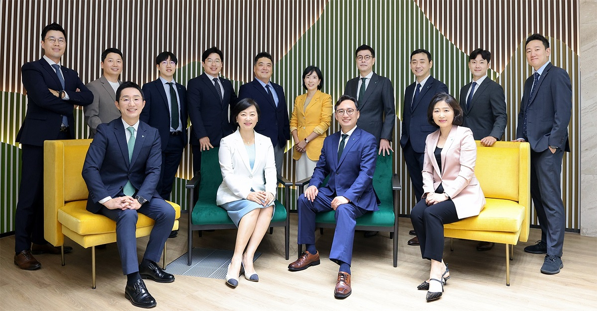 배도진(사진 앞줄 왼쪽부터) 하나은행 자산관리컨설팅센터 부장, 이은정 하나은행 WM본부 본부장, 조대현 하나증권 WM영업본부 본부장, 김정현 하나증권 금융상품추진실 실장이 '하나 패밀리오피스 원 솔루션' 전담 직원들과 기념 촬영을 하고 있다.[하나은행 제공]
