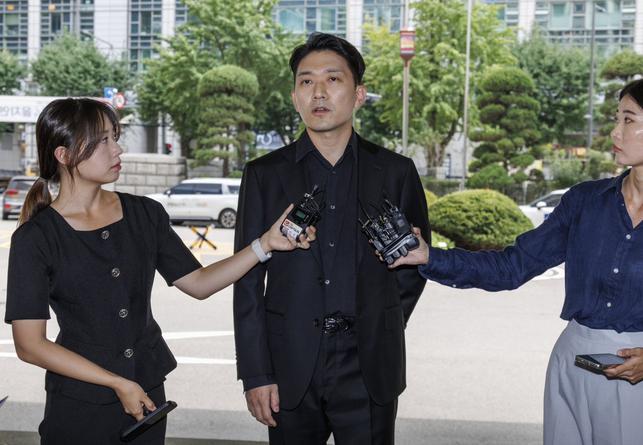 명예훼손, 증거 인멸 등으로 고소된 의사·의대생 온라인커뮤니티 메디스태프의 기정훈 대표가 20일 오후 경찰 조사를 받기 위해 서울 종로구 서울경찰청 청사로 출석하다 취재진 질문에 답하고 있다. [연합]